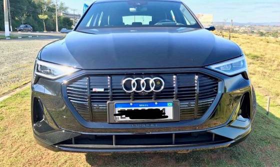 AUDI E-TRON ELÉTRICO PERFORMANCE BLACK QUATTRO